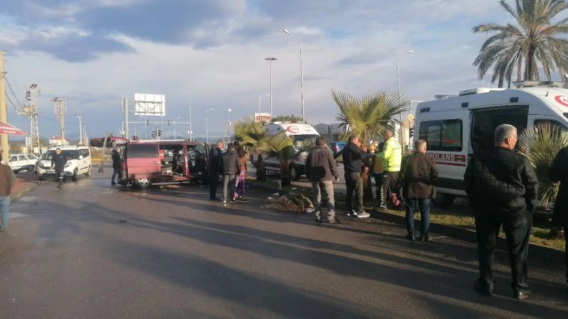 Manavgat’ta itfaiye aracı minibüsle çarpıştı: 1 ölü, 3 yaralı
