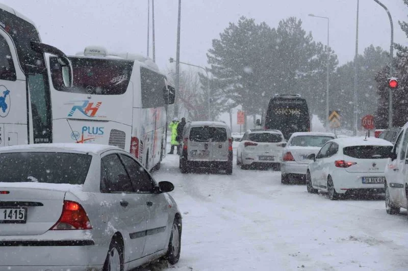 Kırşehir’de ulaşıma ’kar sürgünü’ engeli
