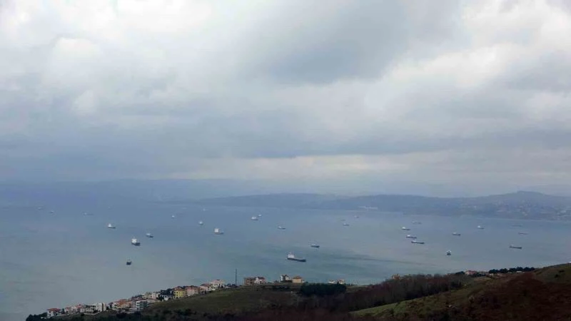 Fırtınadan kaçan çok sayıda gemi Sinop limanına demir attı
