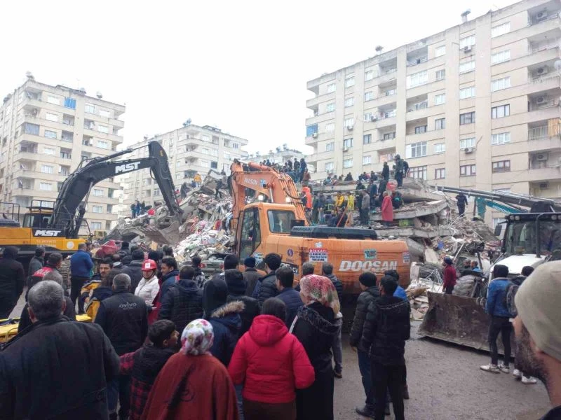 Osmaniye’de çöken 3 blokta bir kişi kurtarıldı
