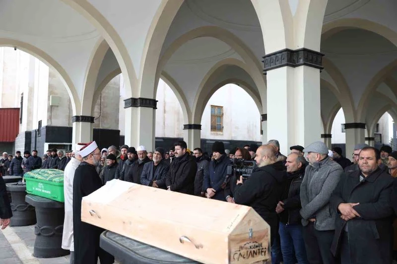 Başkan Erbaş, depremde hayatlarını kaybeden bazı vatandaşların cenaze namazlarını kıldırdı
