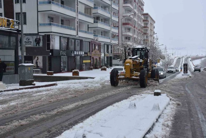 Siirt belediyesi kent genelinde kar temizleme çalışmalarına başladı
