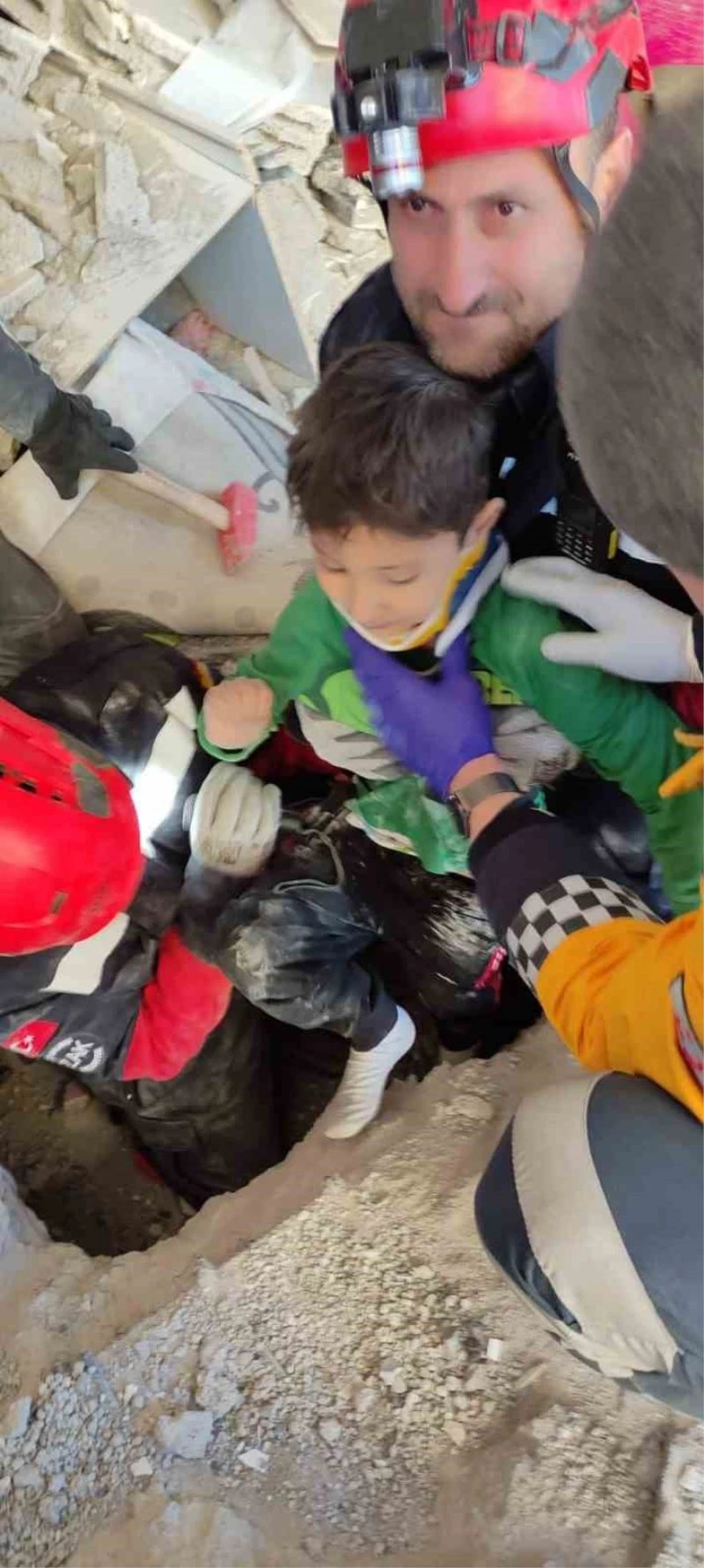 7 yaşındaki Umut Efe Kalfa enkazdan böyle kurtarıldı
