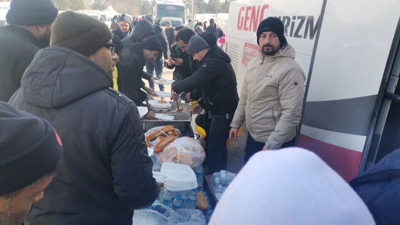 Samsun’da eğitim camiasından depremzedelere sıcak yemek
