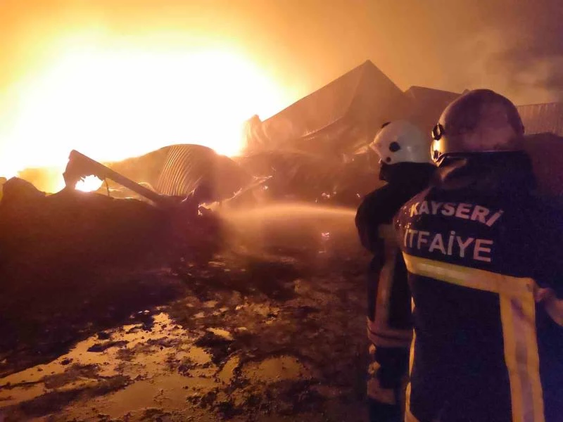 Büyükşehir İtfaiyesi İskenderun Limanı’nda yangınla mücadele ediyor
