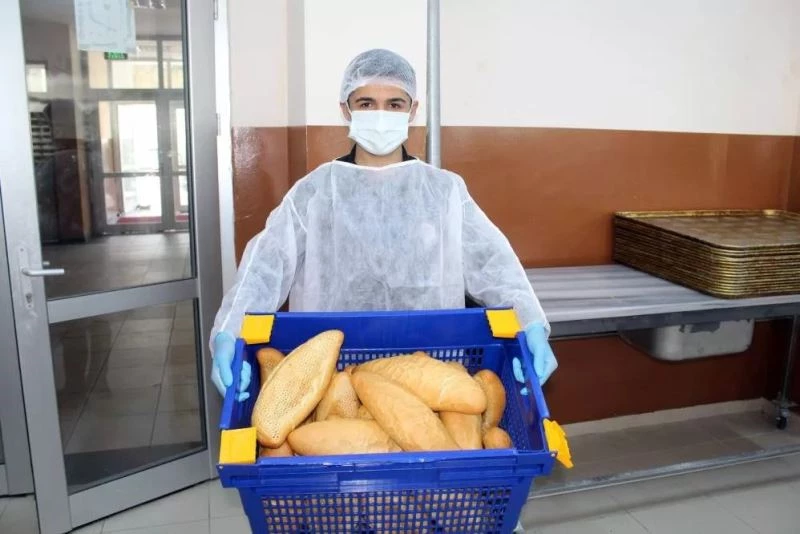 Okulda deprem bölgesi için günlük 10 bin ekmek üretiyorlar
