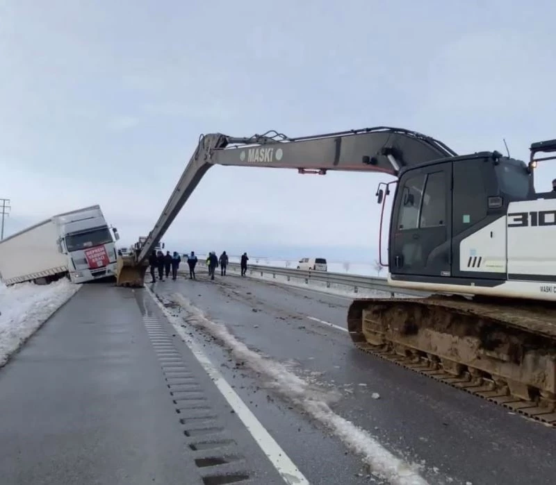 Kaza yapan ayni yardım tırı kurtarıldı
