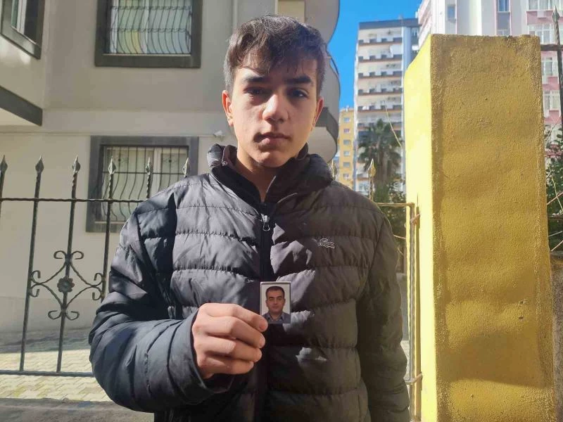 Enkazdan çıkarılan 16 yaşındaki Mehmet, şimdi umutla babasını bekliyor
