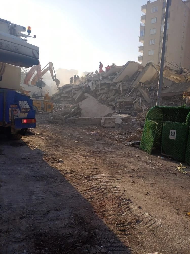 Enkaz kurtarma çalışmalarında artçı depreme böyle yakalandılar