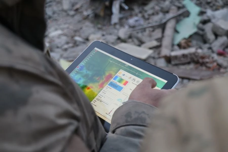 Jandarma termal kameralar ile enkazda arama yapıyor