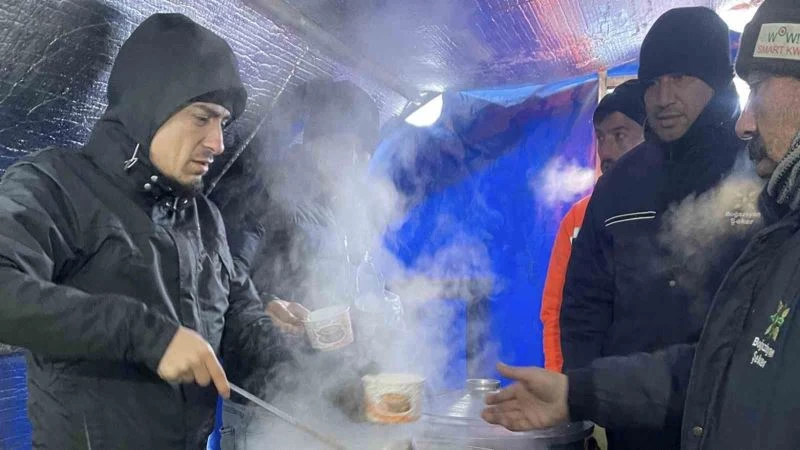 Van depreminde yakınlarını kaybetmişti, depremzedelere yardıma gitti
