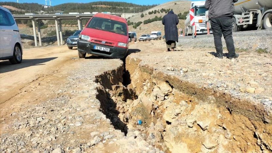 Depremde yol yarıldı, ticari araç içine düştü