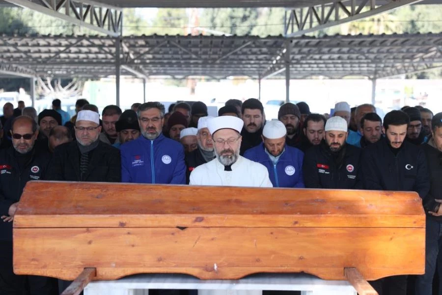 Diyanet İşleri Başkanı Erbaş, depremde hayatını kaybeden anne ve oğlunun cenaze namazını kıldırdı