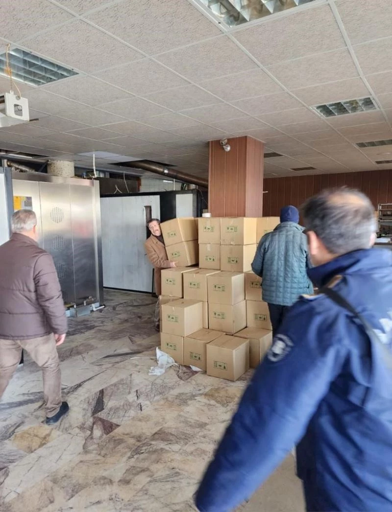 Burhaniyeliler depremzedelere yardım için tek yürek oldu
