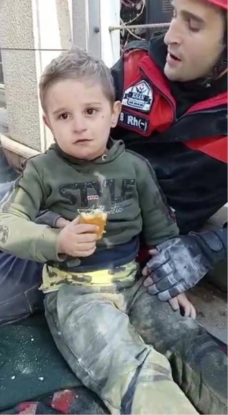 (Özel) 5 yaşındaki Muhammed enkazdan çıkarıldı, şaşkın bakışları kameraya yansıdı
