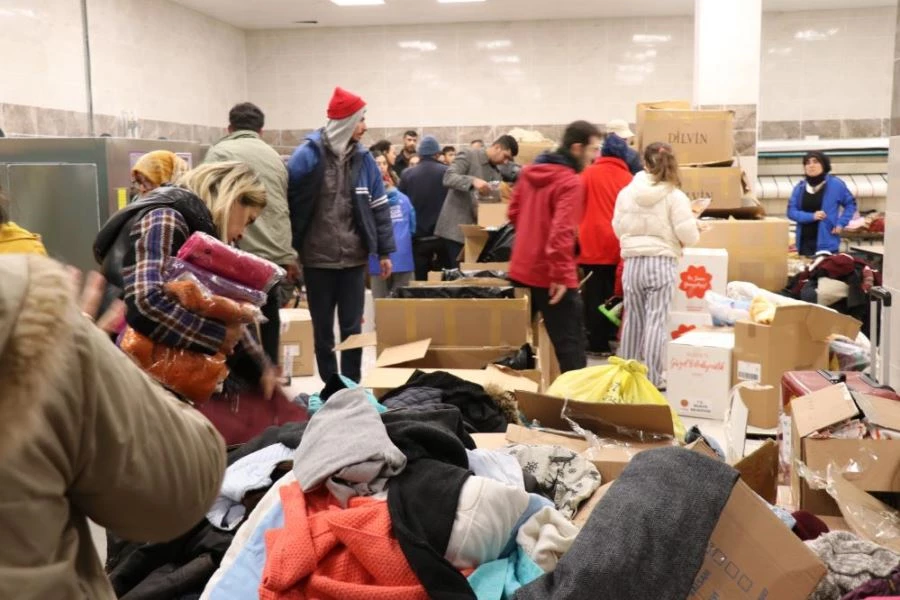 Yurtlarda konaklayan depremzedeler: “En önemlisi dışarıda değiliz, sıcacık bir ortamda yaşıyoruz”