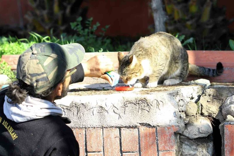 Hatay’da bu zor günlerde yürek ısıtan kareler objektiflere yansıdı
