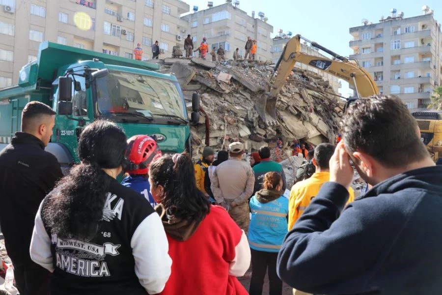 Depremin 32. saatinde de çalışmalara umutlu bekleyişler eşlik ediyor