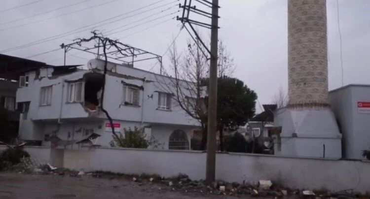Osmaniye’de depremde yıkılan minarenin ucu eve zarar verdi
