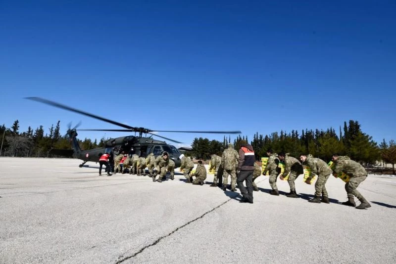 Depremden etkilenen köylere helikopter ile yardım ulaştırıldı
