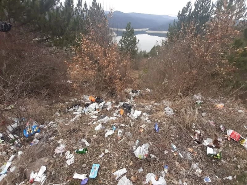 Şehre içme suyunu sağlayan Karaçomak Barajının çevresi adeta çöplüğe döndü
