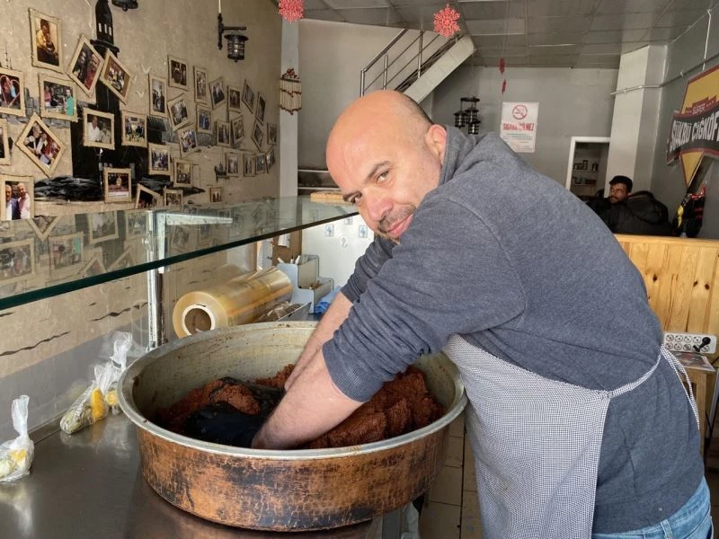 Deprem bölgesinde çiğköfte işletmeleri yeniden açıldı
