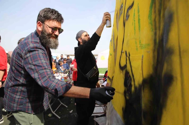 Ünlüler depremzedenin kaldığı AFAD çadırına İstanbul’un fethini resmetti
