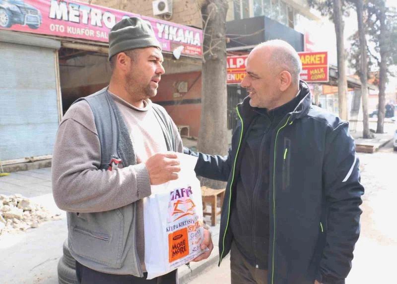 Depremzede genç yeni test kitaplarına kavuştu
