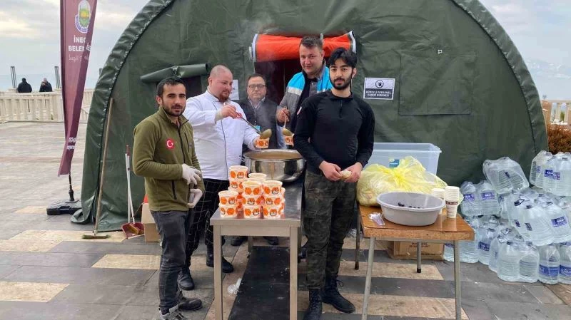 Gasto İnegöl şefleri günlük 11 bin kişiye sıcak yemek çıkarıyor
