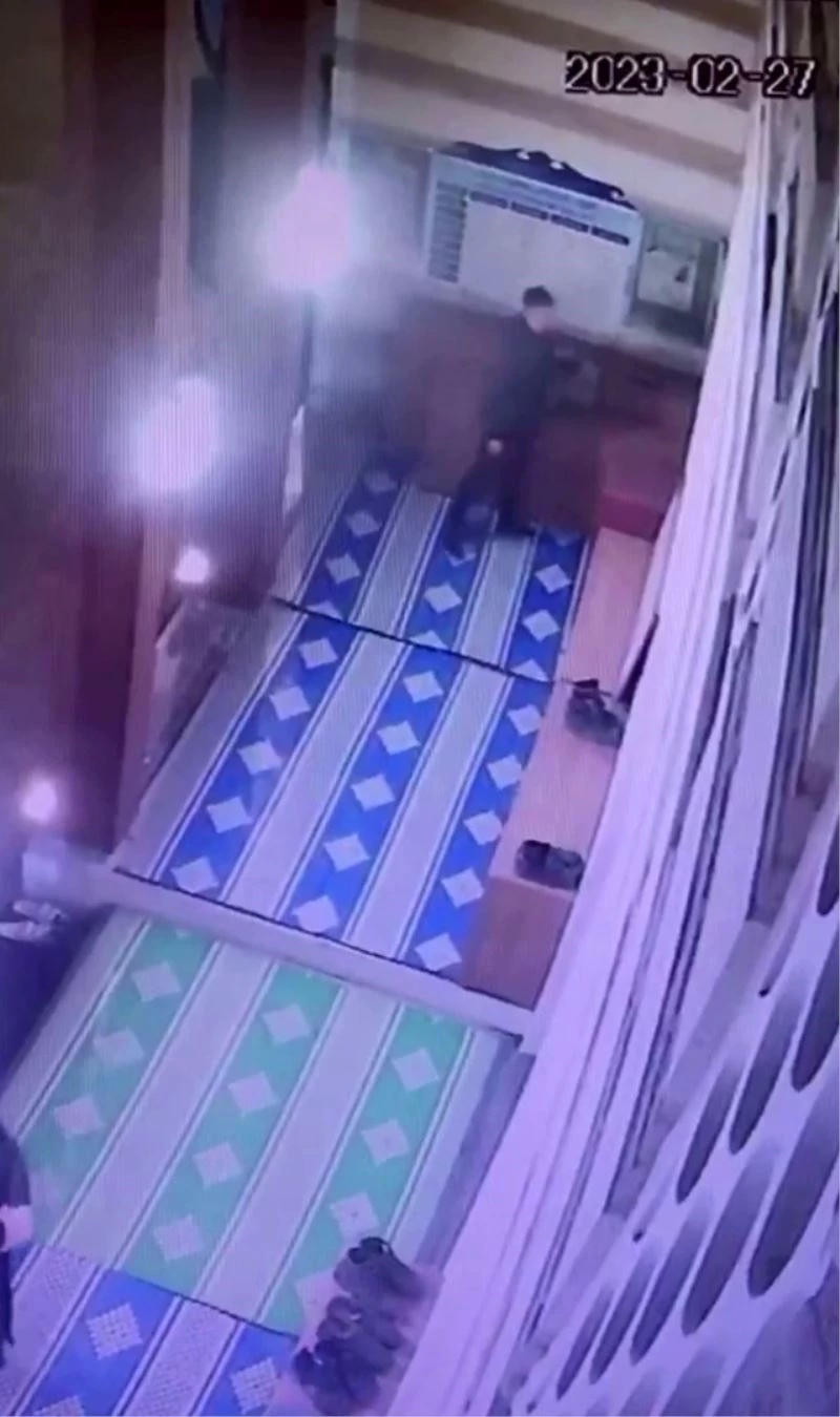 Fatih’te takip ettiği adamın ayakkabısını camide çaldı
