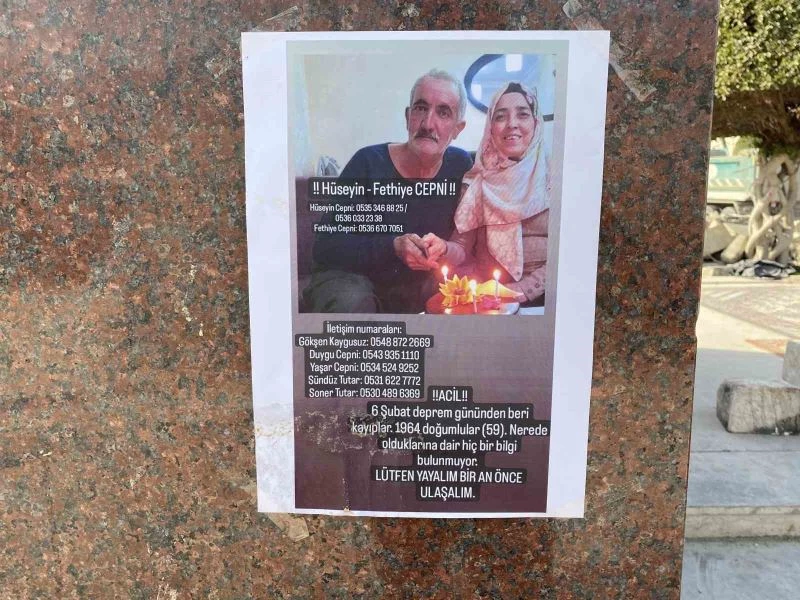 Depremde kaybolan yakınlarını astıkları ilanlarla arıyorlar
