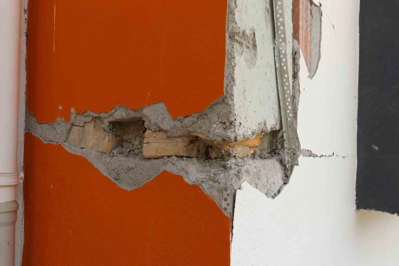 4 yıllık binanın kolon ve kiriş aralarında tahta parçaları çıktı
