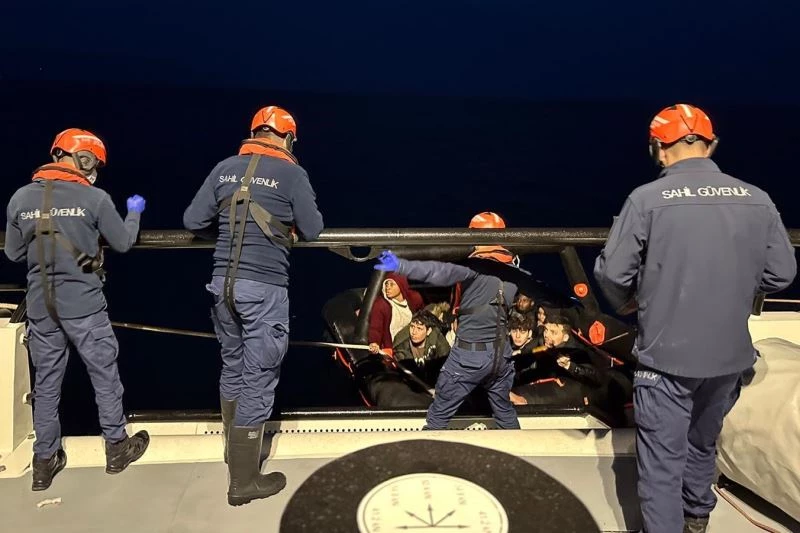 Yunanistan’ın geri ittiği 15 düzensiz göçmen kurtarıldı
