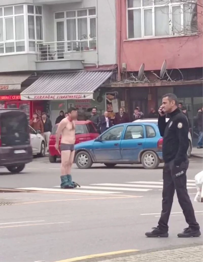 Elinde bıçakla yarı çıplak caddeye çıktı: Kimse ne olduğunu anlayamadı
