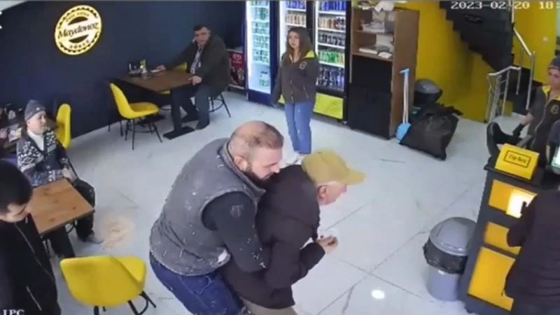 Heimlich manevrası ile yaşlı adamın hayatını kurtardı
