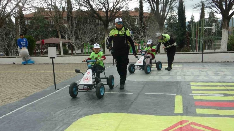 Muğla’da öğrencilere Mobil Trafik tırı ile trafik eğitimleri veriliyor
