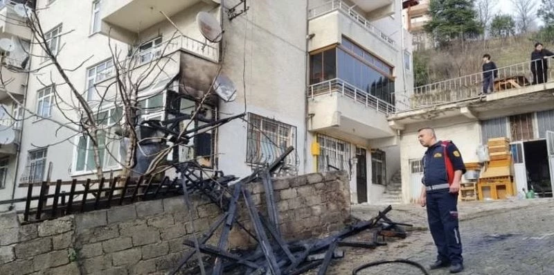 Bahçede çıkan yangın apartmanın balkonuna sıçradı
