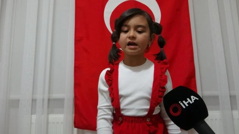 Okuma yazma bilmiyor ama İstiklal Marşı’nın 10 kıtasını ezbere okuyor
