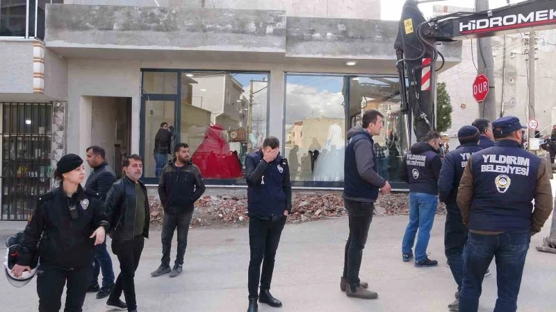 (Özel) Yıkımı engellemek için kendilerini dükkana kilitlediler
