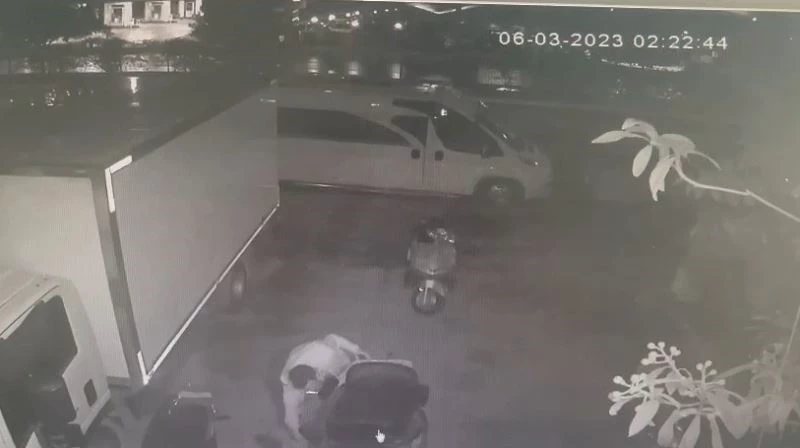 Elektrikli bisikleti elini kolunu sallaya sallaya çaldı
