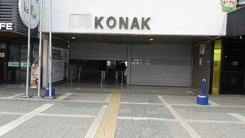 İzmir’de deniz ulaşımına fırtına engeli
