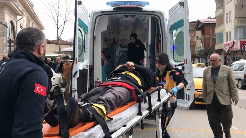 Yolun karşısına geçmek isteyen yaşlı adama otomobil çarptı
