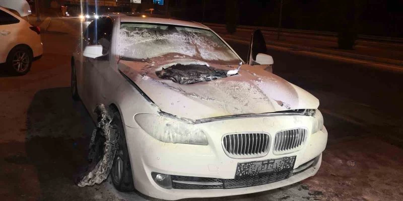 Lüks otomobilin motor ve kaputu yanarak küle döndü

