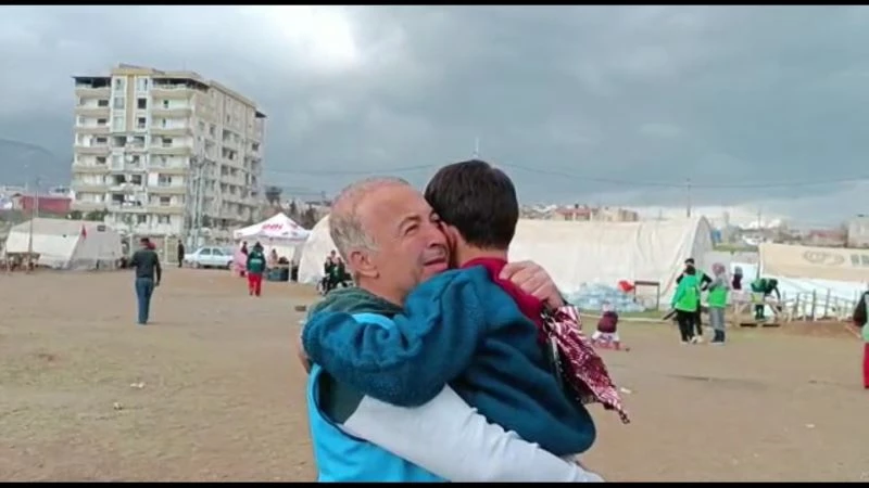 Deprem bölgesinde tanıştığı minik Arda ile tekrar buluştu duygulu anlar yaşandı
