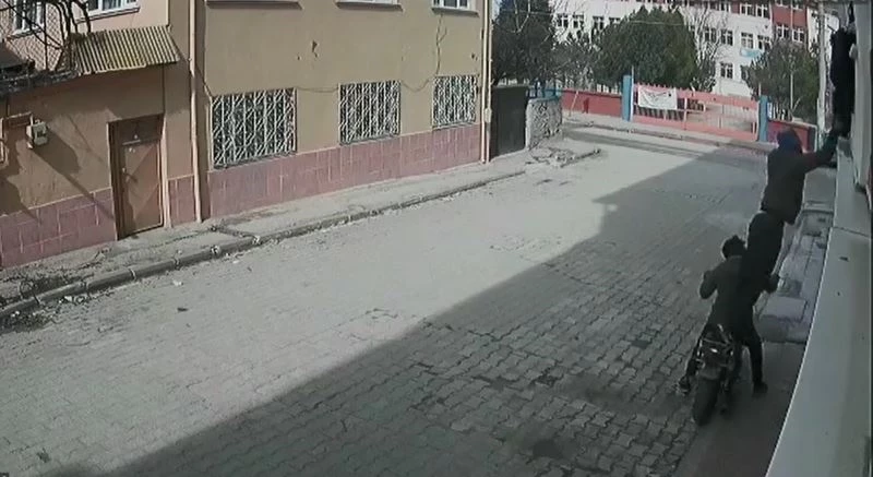 Motosikletli hırsızlar balkonda asılı kıyafetleri çaldı
