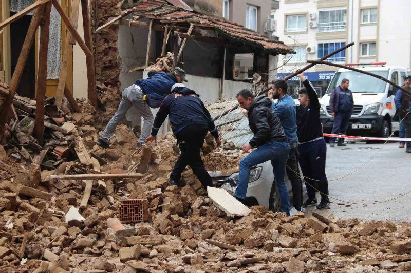 İzmir’de metruk bina bir aracın üstüne çöktü
