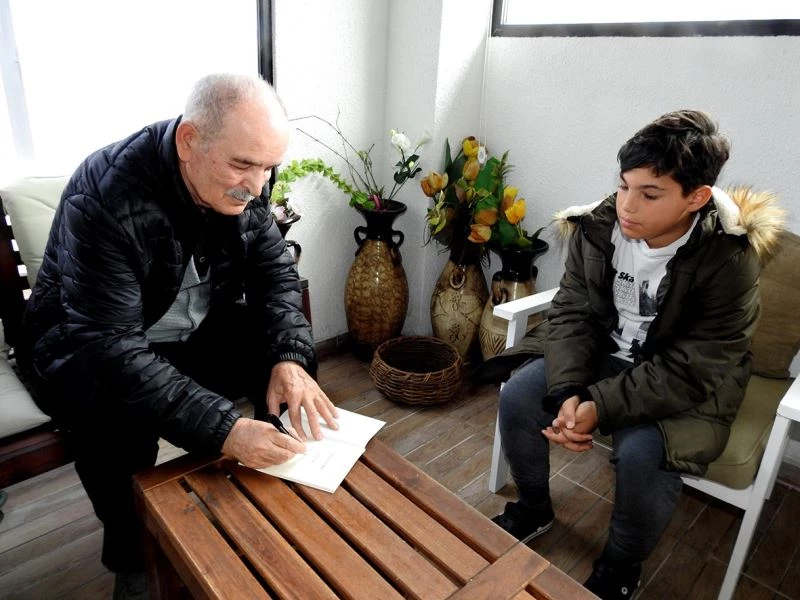 Çeşmeli çocuk kitapları yazarı, depremzede çocuklara kitaplarını imzaladı

