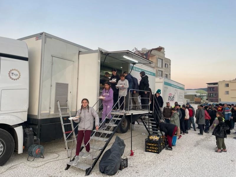 Aynı sofrada yüzlerce depremzedenin sıcak yemek ihtiyacını karşılıyorlar
