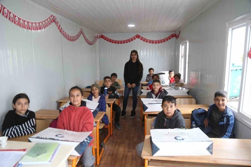 İlk ders gününde öğrencilere kırtasiye ve çanta desteği
