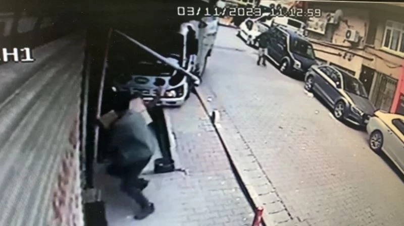 İstanbul’da dehşet anları kamerada: Freni boşalan kamyonetten kıl payı kurtuldular
